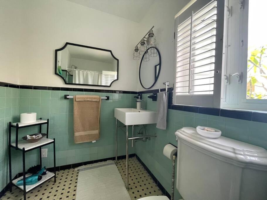 Hot Tub, Tiki Bar, Outdoor Shower, Near Intercoastal Waterway! Villa West Palm Beach