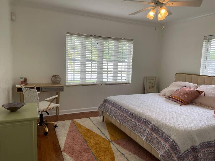 Hot Tub, Tiki Bar, Outdoor Shower, Near Intercoastal Waterway! Villa