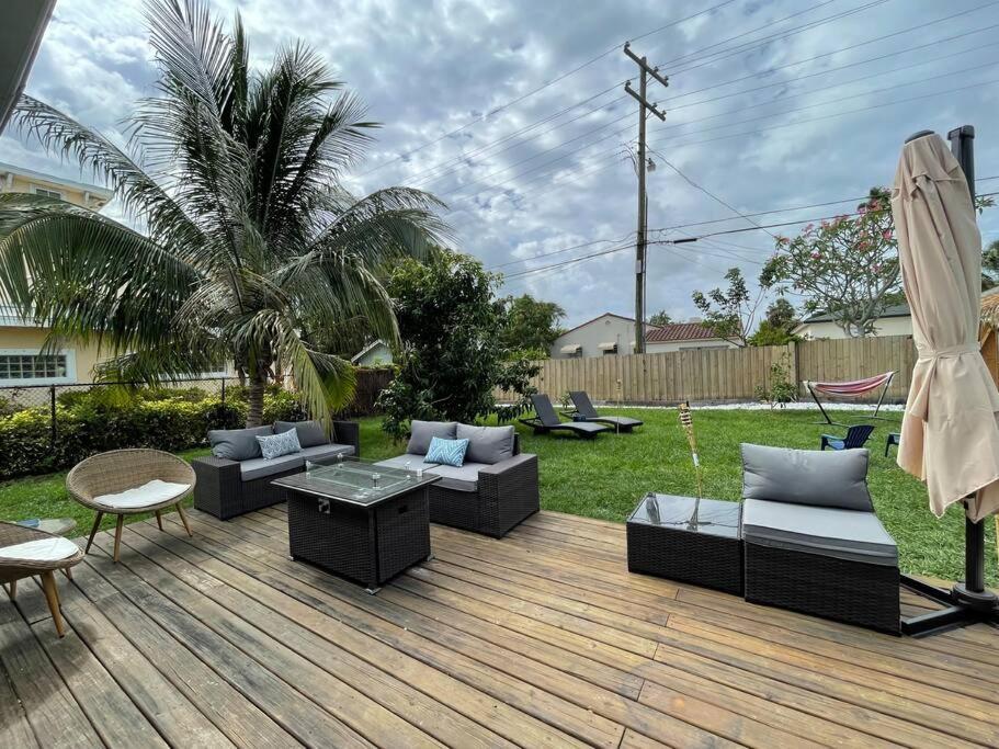 Hot Tub, Tiki Bar, Outdoor Shower, Near Intercoastal Waterway! Villa *