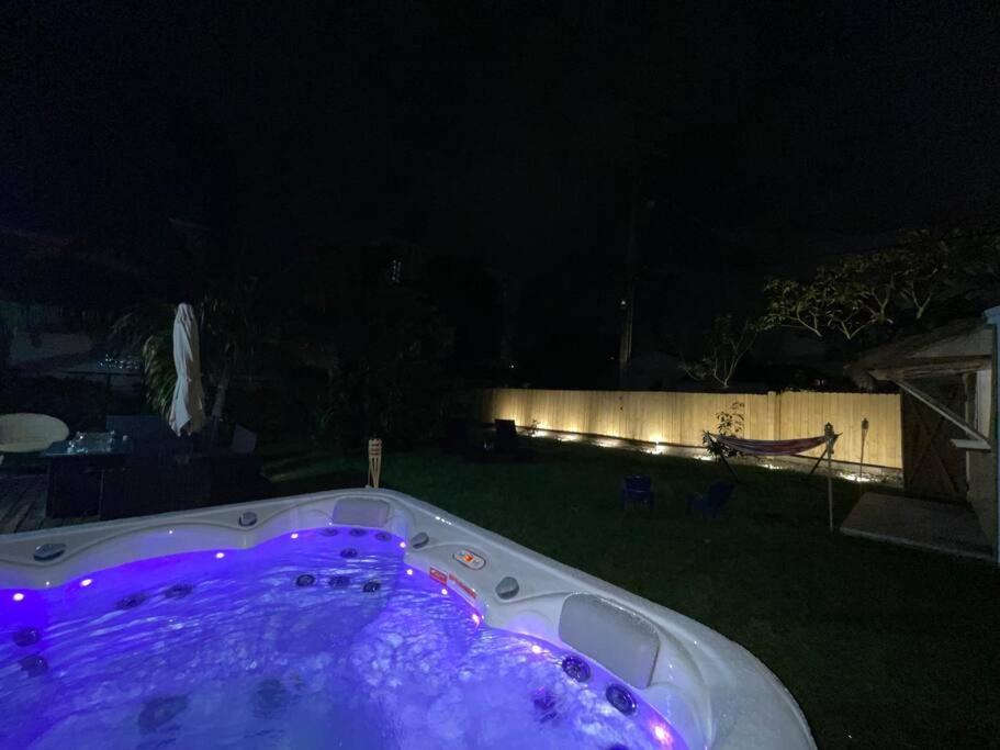 Hot Tub, Tiki Bar, Outdoor Shower, Near Intercoastal Waterway! Villa *